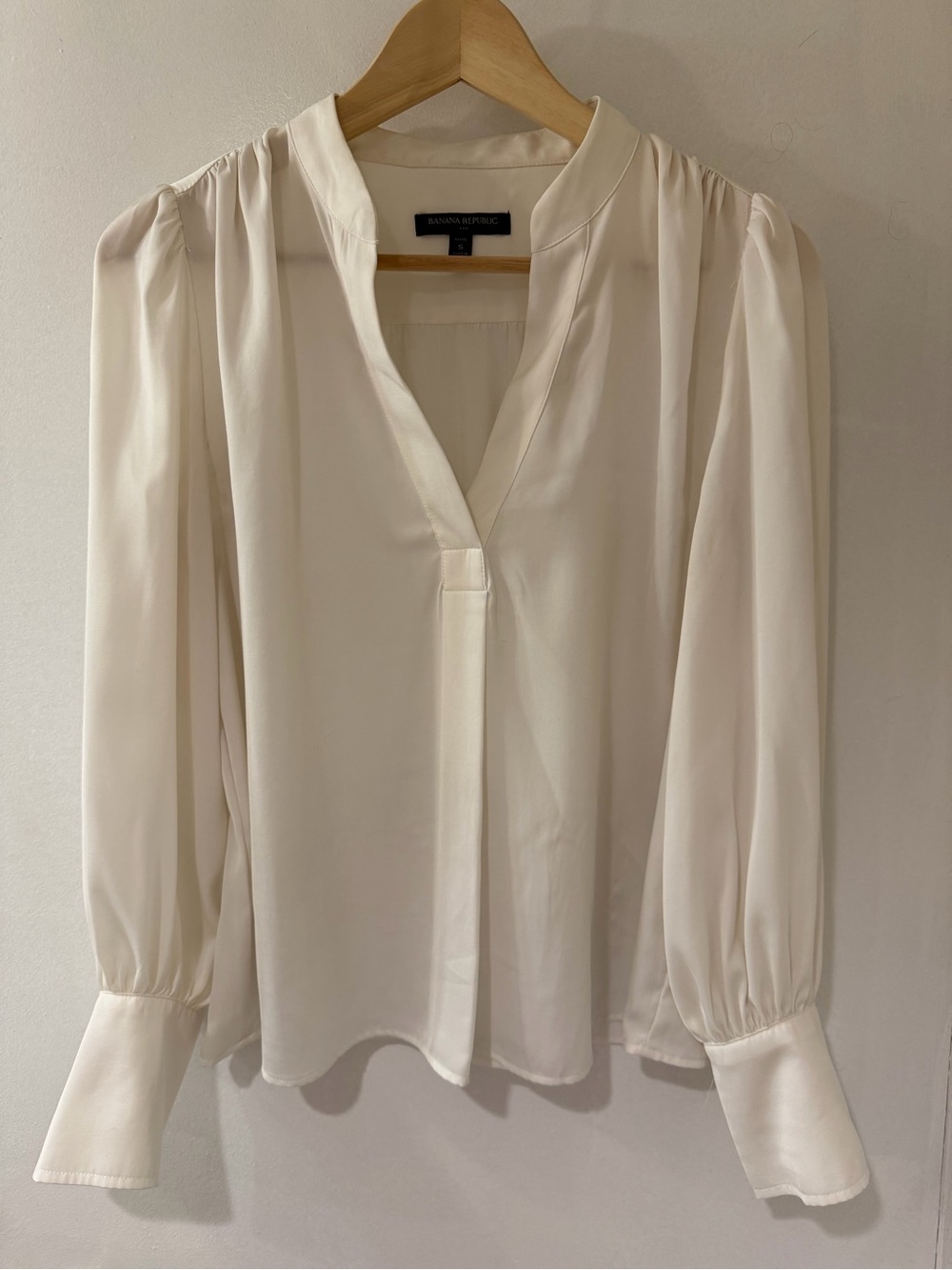 Banana Republic Cream V-Neck Long Sleeve Blouse
